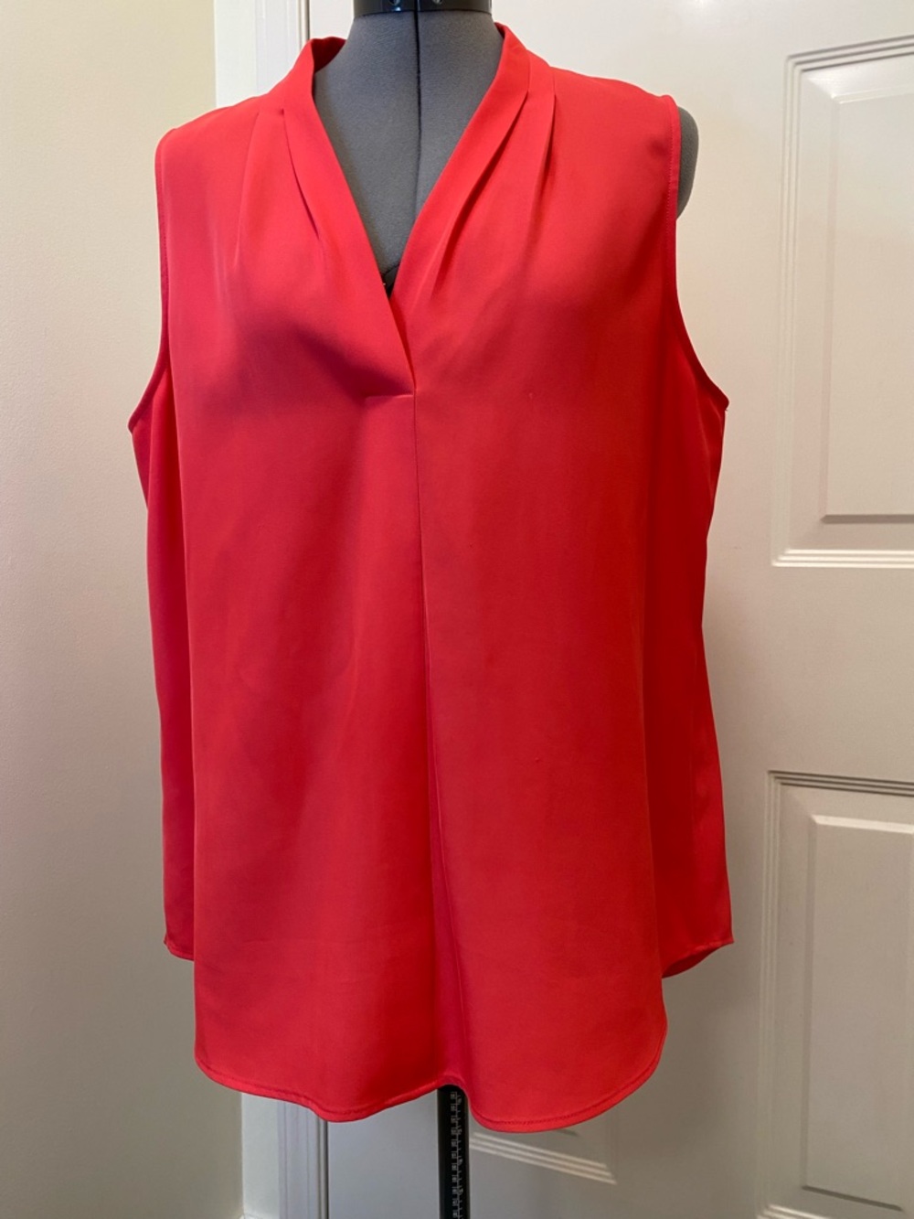 Calvin Klein Sleeveless V-neck with pleated front women’s blouse size XL